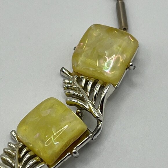 Vintage pale yellow Thermoset Necklace 17” - Picture 3 of 9